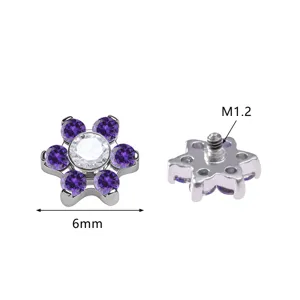 Λεπτομερής όψη piercing dermal anchor σε σχήμα λουλουδιού με μωβ και λευκές ζιργκόν πέτρες.