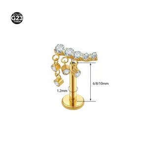 Elegante Piercing Labret in Titanio Dorato con Catenina Pendente e Zirconi Luminosi