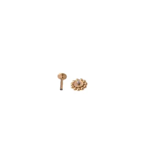 Goldenes Edelstahl Labret Piercing mit Perlen Cluster Blumenaufsatz für Ohr und Lippe.