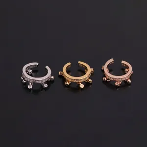 Nahaufnahme von drei edelstahl ohrklemmen in silber gold und roségold mit zirkon steinen.