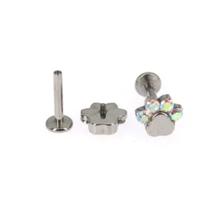 Detailansicht des G23 Titan Piercings mit niedlicher Katzenpfote, Zirkonia Steinen und flacher Rückseite