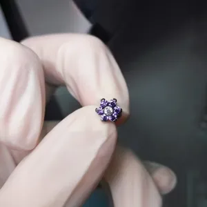 Λεπτομερές κοντινό πλάνο από κόσμημα piercing micro dermal από ανοξείδωτο ατσάλι σε σχήμα λουλουδιού.