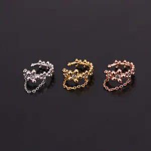 Detailansicht von Edelstahl Blumen Ohrklemme mit Zirkon und Kette, ohrlochfrei Design.