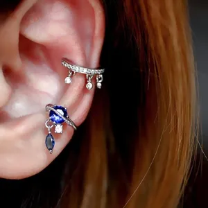 Edelstahl Knorpel Ohrringe Detail mit glitzerndem Zirkonia und blauem Planeten Anhänger.