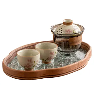 Service à thé en céramique peint à main avec une théière et deux tasses pour le thé kung-fu.