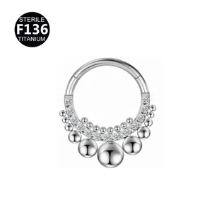 F136 titanium zirkonia piercing ring detail met complexe gelaste kraal en sprankelende kristallen.