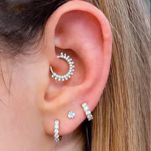 Titaan zirconia daith piercing ring en kraakbeen oorbel lichaamsjuweel detail