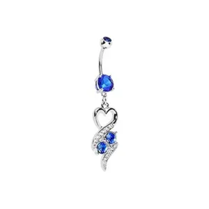 Detalle piercing ombligo acero inoxidable, colgante corazon circonita azul brillante.