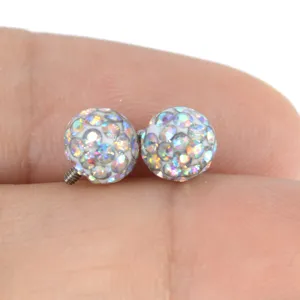 Nahaufnahme von funkelnden schillernden Strass besetzten Dermal Anchor Piercing Kugel.