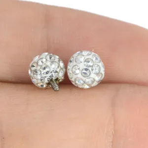 Nahaufnahme Detail der weißen Kristall Pave Piercingkugel mit Schraubgewinde Ersatz.