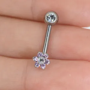 Piercing banana 14G in titanio G23 con fiore di cristallo viola e zircone trasparente.