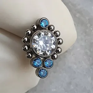 G23 titanium lichaamsieraden piercing met heldere en blauwe zirkonia cluster ontwerp.