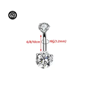 Λεπτομέρεια piercing αφαλού από τιτάνιο G23, κόσμημα σώματος με λαμπερό ζιργκόν.