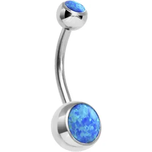 Vista detallada de un piercing de ombligo curvo de acero con piedras de ópalo azul.