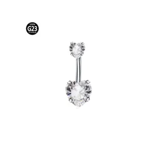 Λεπτομερής εικόνα piercing αφρούλου από τιτάνιο G23 με λαμπερά ζιργκόν σε σχήμα καρδιάς.