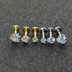 Nahaufnahme Detail von Edelstahl Herz Zirkon Labret Stecker, Body Piercing Schmuck.