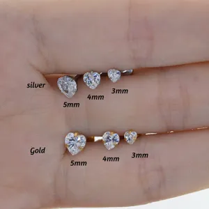 Detailaufnahme von Edelstahl Herz Zirkon Piercingsteckern in verschiedenen Größen 3mm bis 5mm.