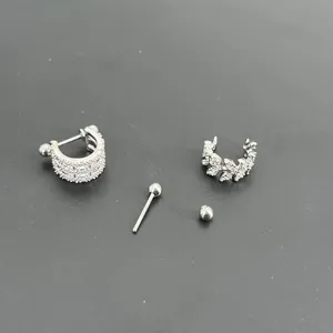 Edelstahl Knorpel Piercing Ohrringe Set mit glitzernden Zirkonia Steinen und Barbell.
