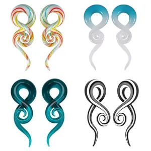 Glas Spiralen Ohrdehner und einzigartige Koerper Piercing Schmuckstuecke Detail Ansicht.