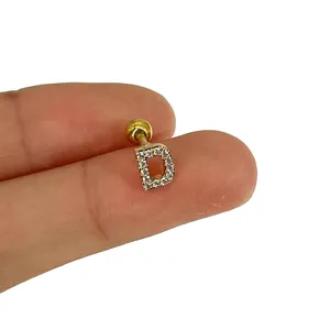 Orecchino per cartilagine lettera D in oro con pietre di zirconio cubico scintillanti per donna.