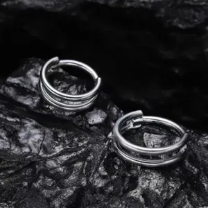 Gros plan détaillé de bague de piercing double en acier, bijoux corporels élégants.