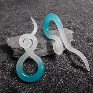 Glasspirale Ohr Dehner Körperpiercing Schmuck, blau weißer Farbverlauf Ohrstecker Detailansicht.