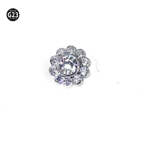 Gedetailleerd overzicht van de titanium zonnebloem cluster piercing met stralende zirkonia.