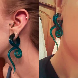 Nahaufnahme Detailansicht eines blauen Glas Spiral Ohrdehners, Körperschmuck Piercing Display.