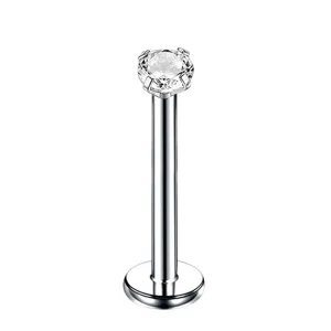 Nahaufnahme des Titan Labret Steckers mit klarem Zirkonia Stein in Krappenfassung.