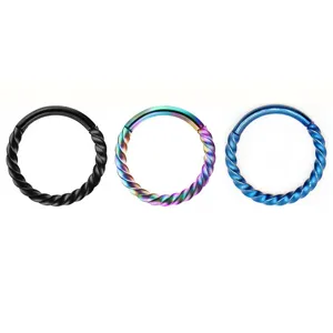 Lot d'anneaux de piercing torsadés en acier inoxydable noir, arc-en-ciel et bleu.