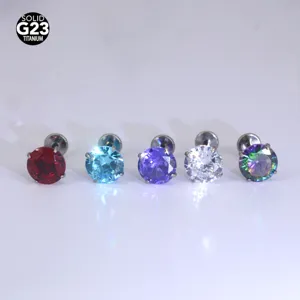 Detailansicht von 6mm G23 Titan Piercing Labret Stecker mit bunten Zirkonia Steinen.