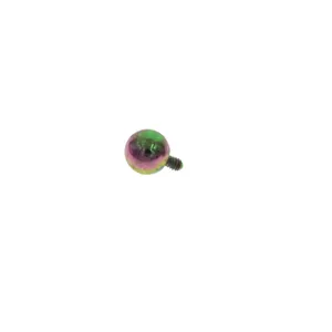 Nahaufnahme des regenbogenfarben plattierten Edelstahl Innengewinde Piercingkugel Ersatz.