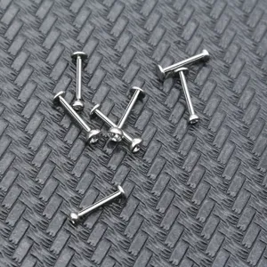 Detailansicht von G23 Titan Labret Piercing Schmuck mit funkelnden klaren Steinen.