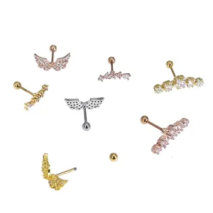 Vue détaillée de boucles d'oreilles cartilage en acier 316L avec strass scintillants et ailes.
