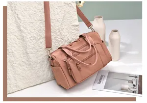 Vista dettagliata della borsa a tracolla elegante in nylon impermeabile con tasche con zip.
