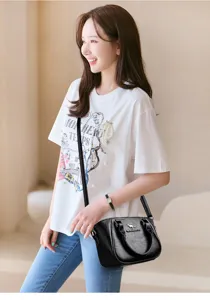 Élégant sac porté épaule en cuir PU noir présenté par le mannequin, style quotidien chic.