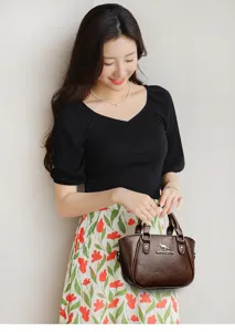 Sac à main en cuir marron pour femme, élégant sac porté épaule chic avec poignées.