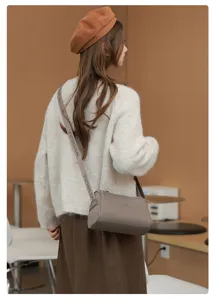 Fashion casual women's shoulder bag with wide strap, trendy daily crossbody bag for ladies.