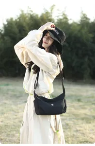 Vista dettagliata della borsa a tracolla in nylon nero all'aperto, stile casual e capiente.