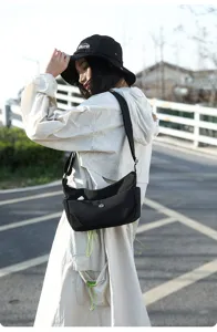 Borsa a tracolla casual in nylon nero da donna, perfetta per il commuting e attivita outdoor.