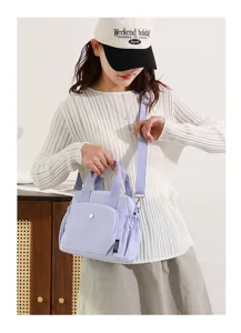 Sac bandoulière léger en nylon avec poignées, sac de loisirs polyvalent pour le quotidien.