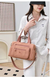 Vista dettagliata della borsa a tracolla casual in nylon da donna, tessuto resistente.