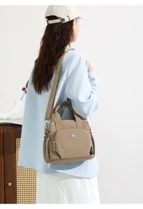 Sac à main bandoulière femme en nylon léger sac porté épaule polyvalent chic quotidien.