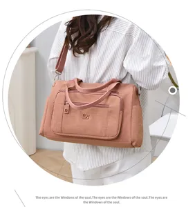 Vista dettagliata della borsa a tracolla casual in nylon alla moda da donna con tasche.