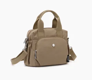Vue rapprochée du sac à main en nylon kaki décontracté avec poche avant et double poignée.