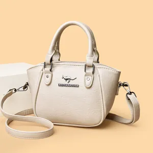 Élégant sac à bandoulière en cuir synthétique beige, sac à main femme tendance.