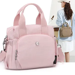 Sac à bandoulière en nylon pour femme, cabas rose léger avec poignée et sangle.
