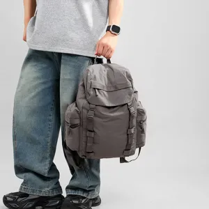 Mochila de nilon gris de gran capacidad para viajes al aire libre y uso diario perfecto.