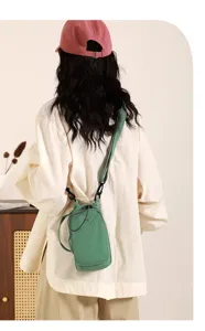 Casual green crossbody bag for women, simple solid color stylish small shoulder bag daily use.