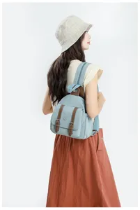 Zaino piccolo convertibile da donna, borsa a spalla casual azzurro chiaro per lavoro e tempo libero.